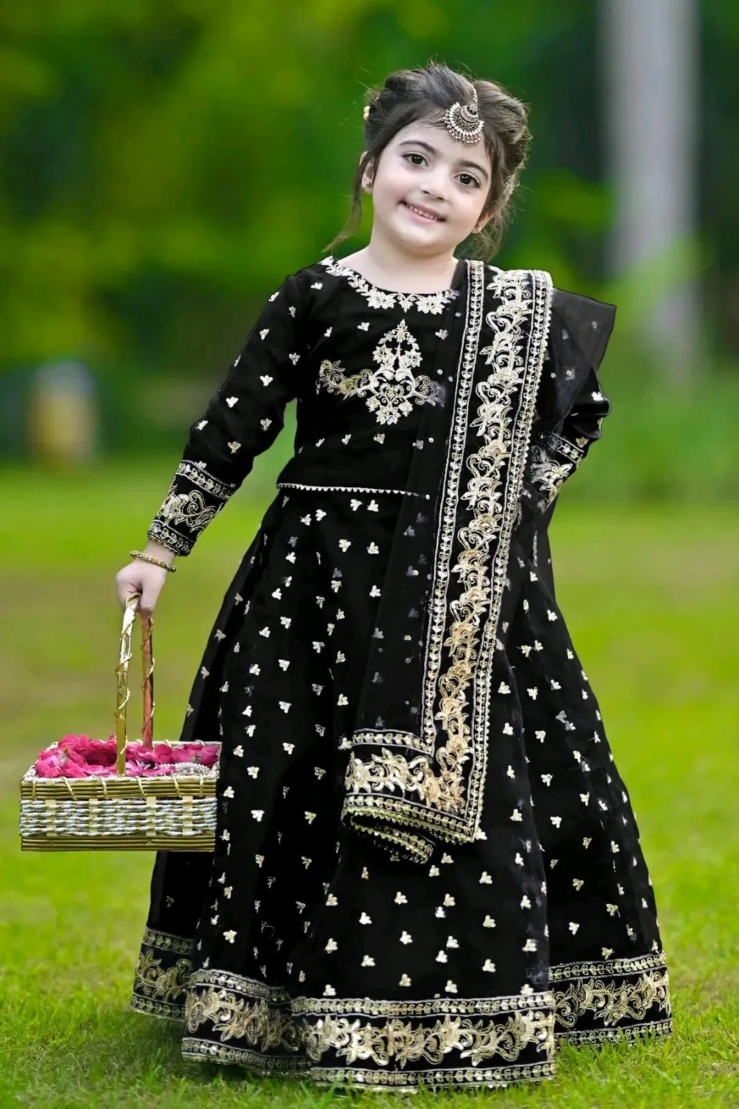Kids Black Embroidered 3Pcs Set Anarkali Style
*Product Description*: 3Pcs Front Embroidered Top With Embroidered Skirt And Four Side Emb Dupatta Kids 3Pcs
*Product Details*:Material: Shamoz Silk
Pattern: Embroidered
Gender: Girl's
Preferred Ages: 1-12 Ye